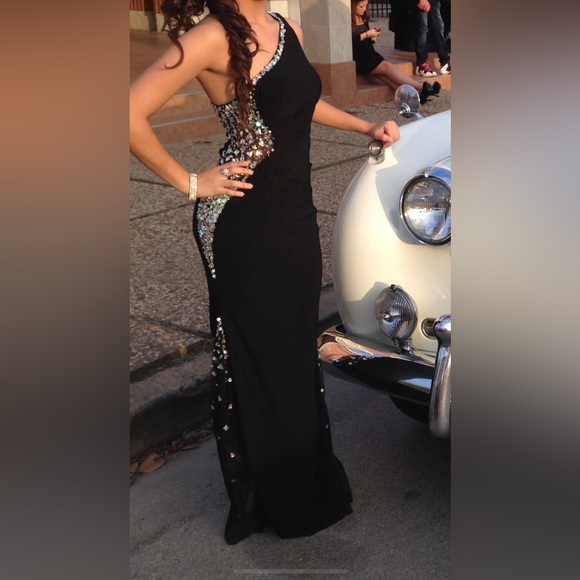 Off shoulder black form fitting dress - Picture 1 of 3